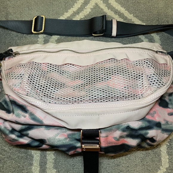Lululemon Go Lightly Bag Wamo Camo Barely Pink - Picture 5 of 11